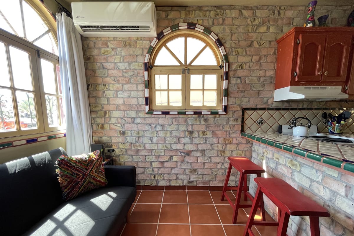 トラディショナル アパートメント | リビング エリア | 薄型テレビ、Netflix、ストリーミングサービス