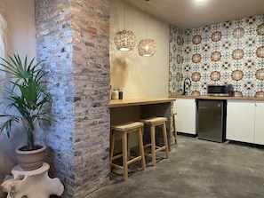 Loft design | Cozinha privada | Frigobar, micro-ondas, cooktop, talheres/pratos/utensílios de cozinha