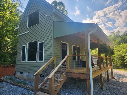 The Harmony Cabin A cozy one bedroom cabin!
