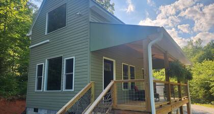 The Harmony Cabin A cozy one bedroom cabin!