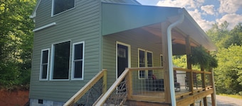 The Harmony Cabin A cozy one bedroom cabin!