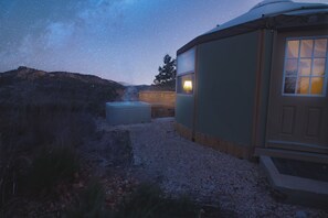 Outdoor spa tub - Clifftop Mountain View Yurt. Hot Tub. Between Zion/Bryce #3 (Glendale)