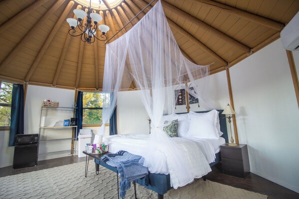 1 bedroom, WiFi, bed sheets - Clifftop Mountain View Yurt. Hot Tub. Between Zion/Bryce #3 (Glendale)