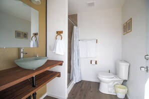 Dusj, håndklær, såpe og sjampo