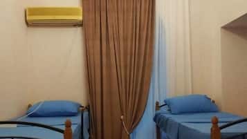 Habitación cuádruple básica | Cortinas opacas y sistema de insonorización
