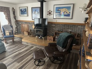 Smart-TV, Kamin, Bücher
