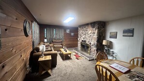 Living area - Tide Place - Bear Den (Kenai)
