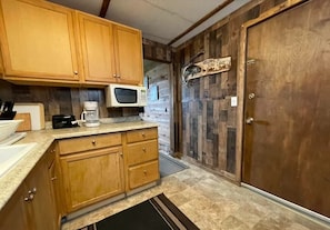 Fridge, microwave, oven, stovetop - Tide Place - Bear Den (Kenai)