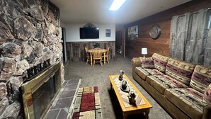 Living area - Tide Place - Bear Den (Kenai)