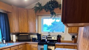 Coffee/tea maker, fridge, microwave, oven - Tide Place - Whale Spout (Kenai)