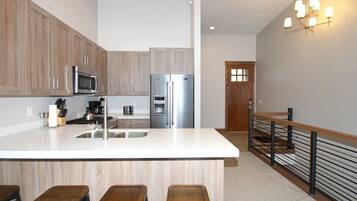 Kylskåp, mikrovågsugn, ugn och spishäll