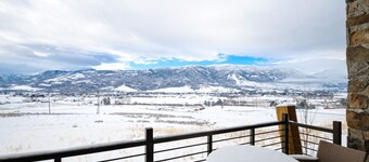 R 202 | Luxury Retreat w/ Views & Private Hot Tub