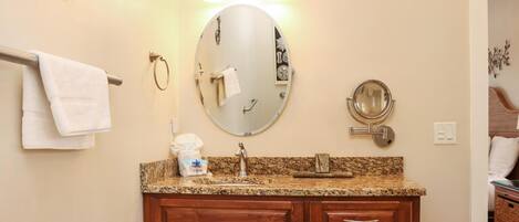 House, Multiple Beds (Farr Away Living) | Bathroom