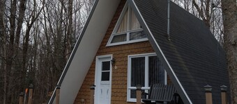 This rustic cabin is only 30 minutes from Quebec 
city. Lake view, small beach.