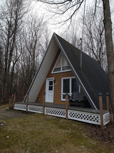 This rustic cabin is only 30 minutes from Quebec
city. Lake view, small beach.