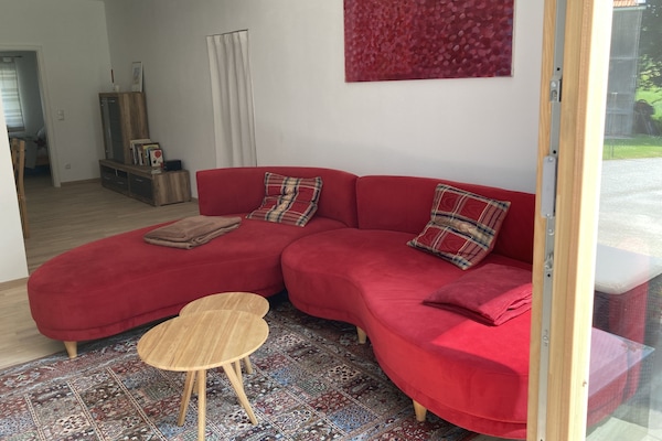 Wohnraum mit bequemer Couch
