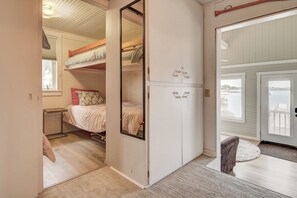 3 bedrooms, iron/ironing board, WiFi, bed sheets - Cozy Lake Front Cabin - East Lake Private Dock - GREAT LOCATION Next to The Ritz (Arnolds Park)