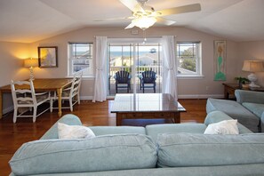 TV connectée, cheminée, lecteur de DVD, table de tennis de table