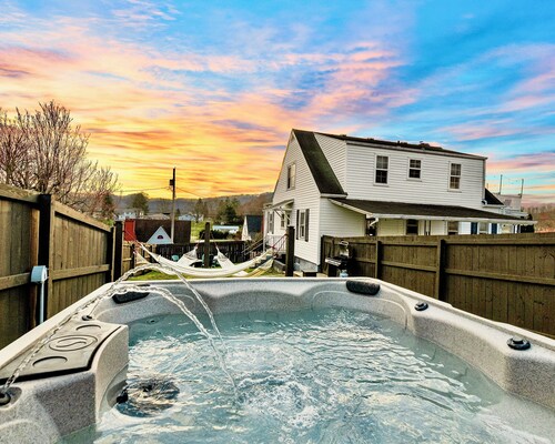 Lux 4br 3ba, hot tub, stargazing, HUGE gameroom, 10 min to Summersville Lake