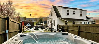 Lux 4br 3ba, hot tub, stargazing, HUGE gameroom, 10 min to Summersville Lake