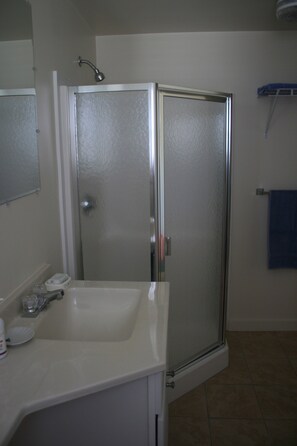 Dusche, Handtücher, Seife, Toilettenpapier