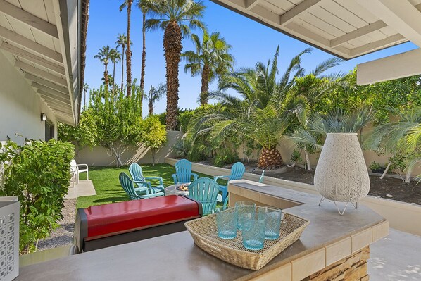 Terrace/patio - Walking On Sunshine - Beautiful Palm Springs Retreat (Palm Springs)
