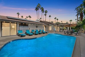 Pool - Walking On Sunshine - Beautiful Palm Springs Retreat (Palm Springs)