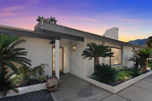 Exterior - Walking On Sunshine - Beautiful Palm Springs Retreat (Palm Springs)