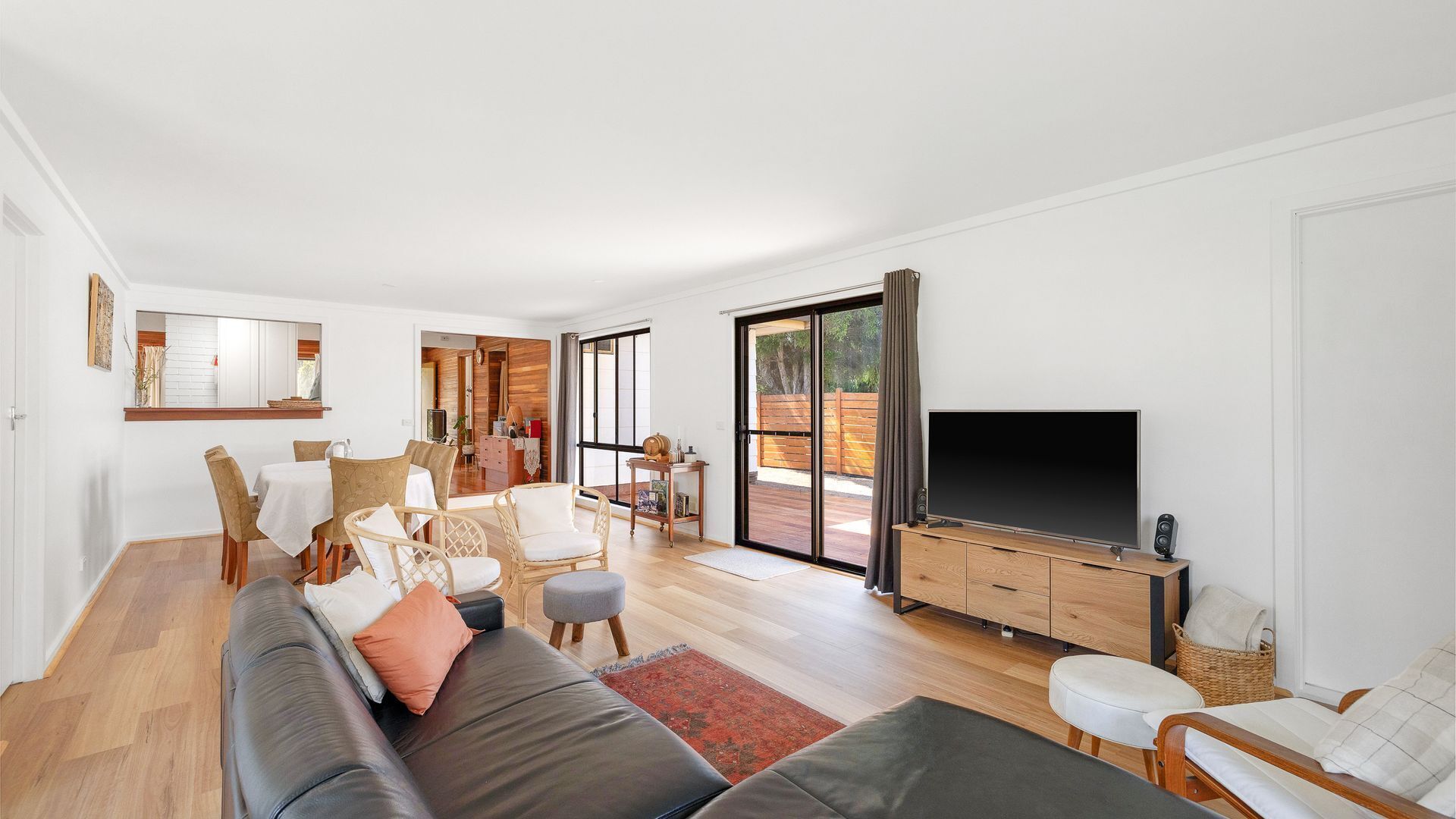 Una televisión, una chimenea