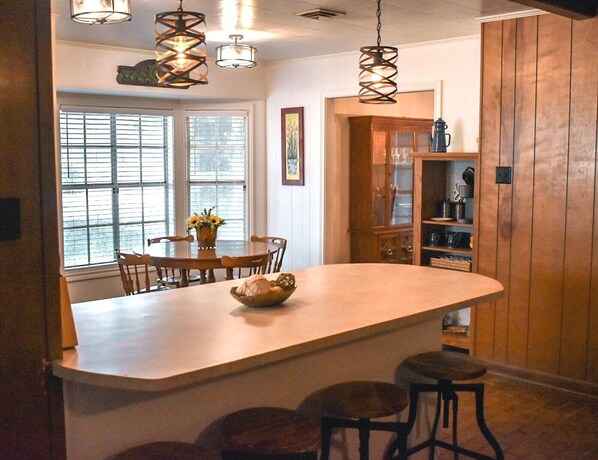 Dining - 3-bedroom vacation home 6 minutes from University of Louisiana at Lafayette (Lafayette)