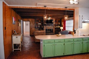 Interior - 3-bedroom vacation home 6 minutes from University of Louisiana at Lafayette (Lafayette)