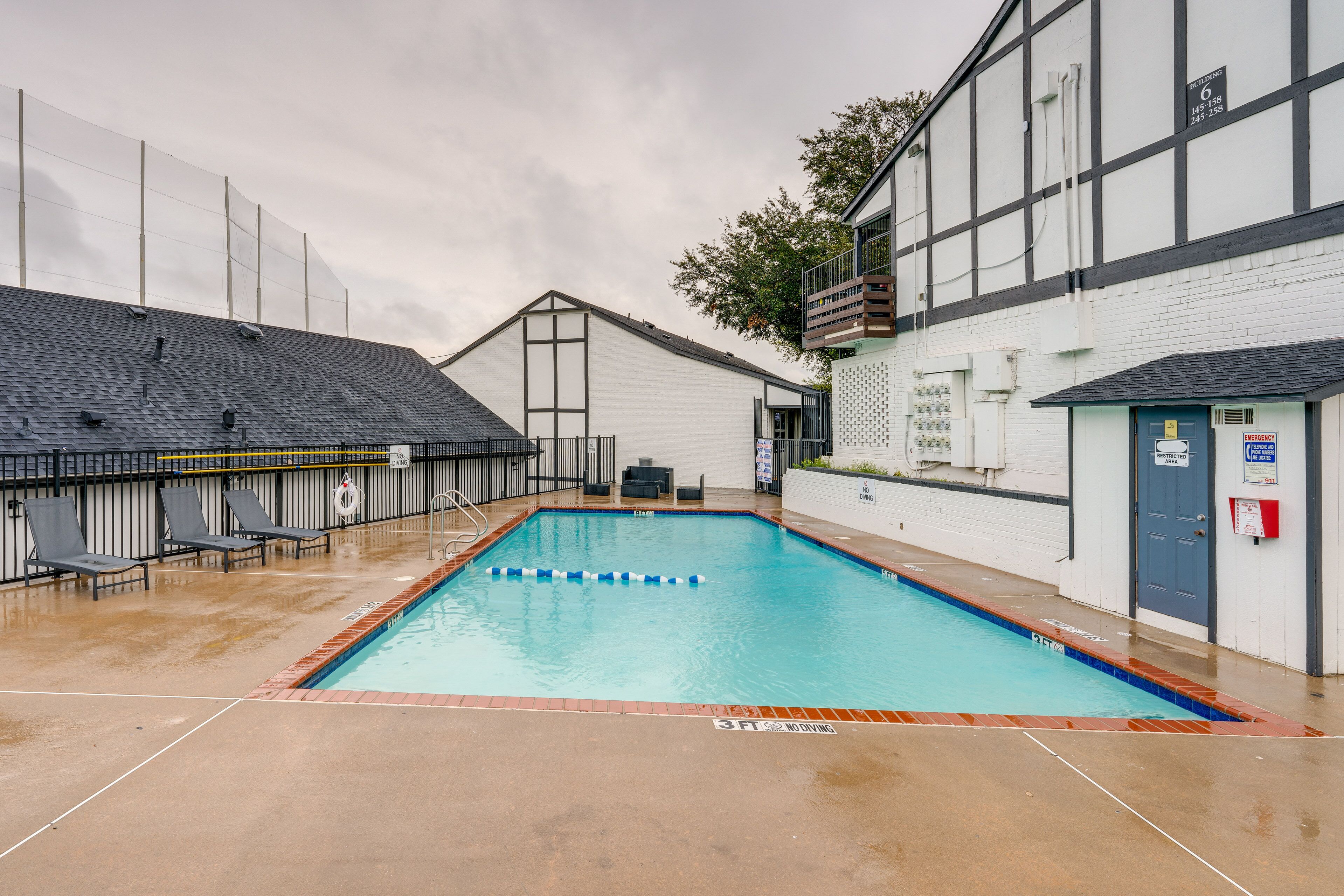 Charming Dallas Apt w/ Fireplace & Pool Access!