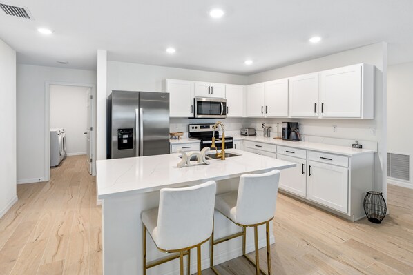 Private kitchen - spacious 4-bedroom WITH KING BED (Palm Coast)