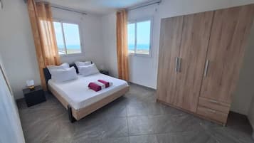 3 bedrooms, desk, iron/ironing board, WiFi (free)