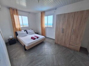 3 chambres, bureau, fer et planche à repasser, accès au Wi-Fi (inclus)