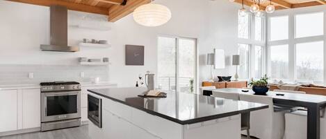 冷蔵庫、電子レンジ、オーブン、コンロ