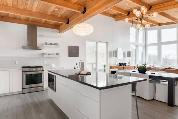 冷蔵庫、電子レンジ、オーブン、コンロ