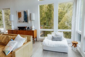 スマートテレビ、暖炉、ステレオ