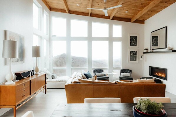 Smart TV, fireplace, stereo - Jaw-Dropping Mountain Views w/ Gourmet Chef`s Kitchen (Candler)