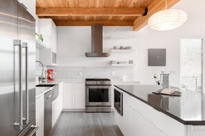 冷蔵庫、電子レンジ、オーブン、コンロ