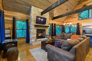 TV, fireplace, video games - New Luxury Honeymoon Cabin-Private Hot Tub, Arcade and Double Shower (Broken Bow)