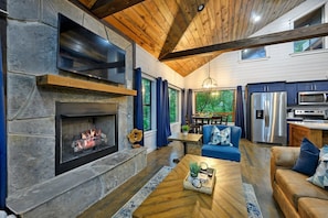 TV, fireplace, video games - New Luxury Honeymoon Cabin-Private Hot Tub, Arcade and Double Shower (Broken Bow)