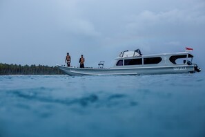 Di pantai dan pasir putih