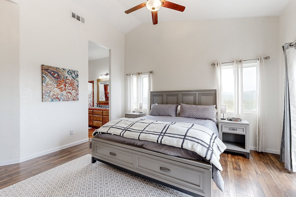 Updated mtnview dogfriendly home with private hot tub, fireplace, firepit, W/D Copperopolis