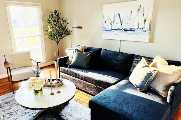 Smart TV, books - Cozy 2BR Home near Idlewild Park
(Easton)