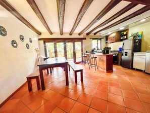 Kühlschrank, Ofen, Herdplatte, Wasserkocher mit Kaffee-/Teezubehör