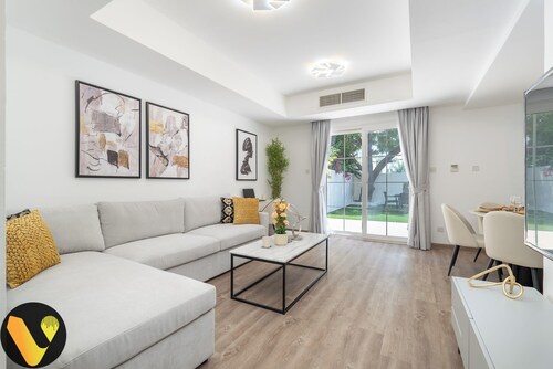 Vogue | Springs Villa Emirates Hills close to Mall of the Emirates | Ski Dubai