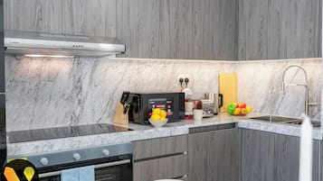 ラグジュアリー ヴィラ | 専用キッチン | 大型冷蔵庫、電子レンジ、オーブン、食器洗い機