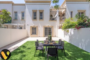 Exterior - Vogue | Springs Villa Emirates Hills close to Mall of the Emirates | Ski Dubai (Dubai)