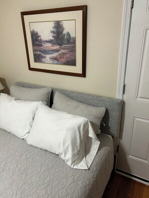 1 bedroom, free WiFi, bed sheets - Mount Baker and water view. (Anacortes)
